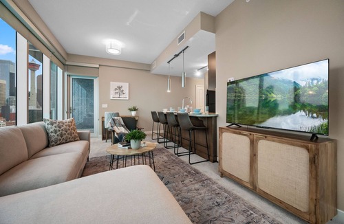 Victoria Park Apartment | Calgary Tower Views / King Bed 2BR with UG Parking, Downtown, Walk to Saddledome