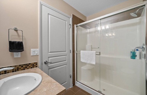 Victoria Park Apartment | Calgary Tower Views / King Bed 2BR with UG Parking, Downtown, Walk to Saddledome