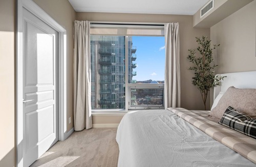 Victoria Park Apartment | Calgary Tower Views / King Bed 2BR with UG Parking, Downtown, Walk to Saddledome