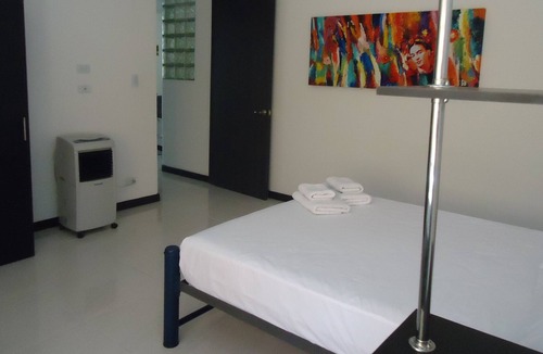 Granada Apartment | Cali, Granada. Spacious and comfy Flat with private parking