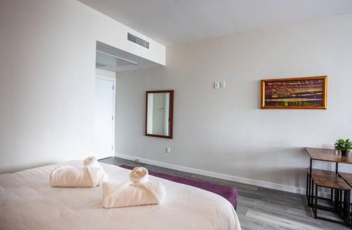 Bankers Hill Hotel | Cali King Size One Bedroom Luxurious Suite in DTSD