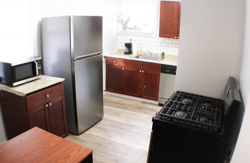Marshall-Shadeland Apartment | California Ave Quarters-2 Bedroom w/Easy Parking!