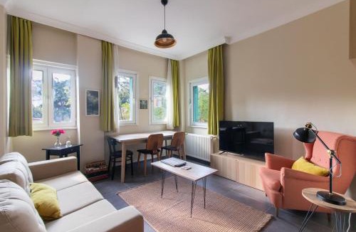 Uskudar Apartment | Calm & Charming 1BR with Shared Lush Garden Access