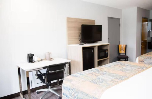 Mary Esther Hotel | Calming Double Queen Bed Room | Near FWB Medical Center | Free On-Site Parking