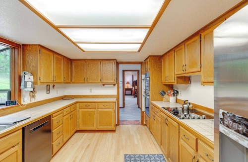 Camano Island House | Camano Island Family House w/Hot Tub & Deck!
