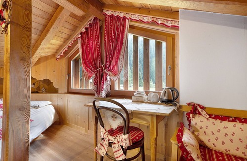 Rabbi Apartment | 'Camera Castel Pagan' with Mountain View and Garden