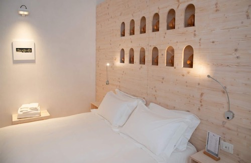 Lecce Apartment | Camera matrimoniale, ambiente ricercato, arredato ed impreziosito.