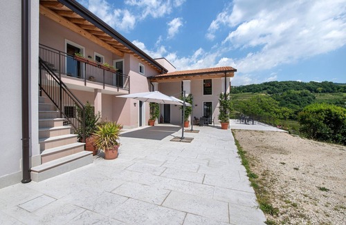 Negrar Apartment | 'Camera Olio' with Shared Garden, Wi-Fi and Air Conditioning