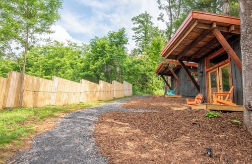 West Jefferson Cabin | Camp 4 Tiny Homes | #5 Mount McKinley | 1 Mi. to Downtown West Jefferson