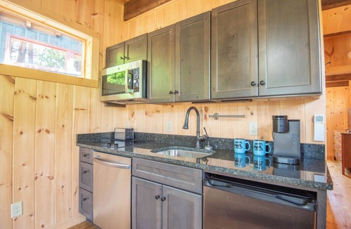 West Jefferson Cabin | Camp 4 Tiny Homes | #6 Mount Sneffels | 1 Mi. to Downtown West Jefferson