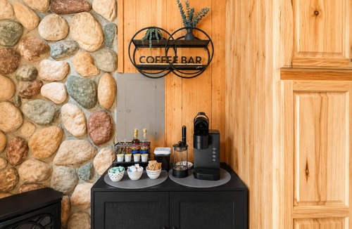 Ardenvoir Cabin | Camp David 1 Bedroom Home by NW Comfy Cabins