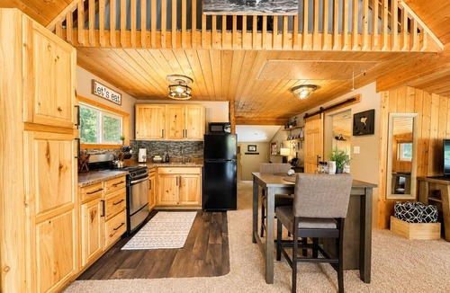 Ardenvoir Cabin | Camp David 1 Bedroom Home by NW Comfy Cabins