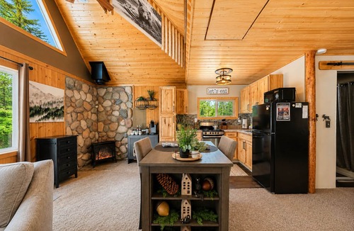 Ardenvoir Cabin | Camp David 1 Bedroom Home by NW Comfy Cabins