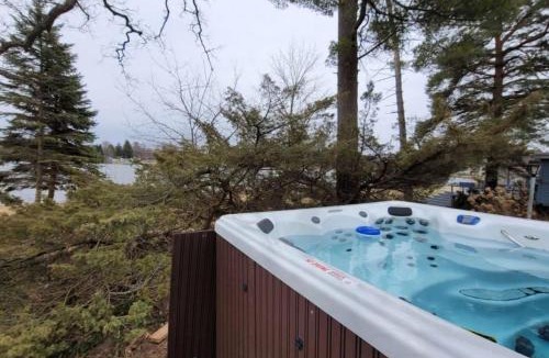 Alto House | Campau Lake 2 BR| Half Retreat Cottage Hot tub Spa