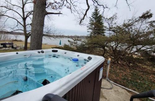 Alto House | Campau Lake 2 BR| Half Retreat Cottage Hot tub Spa