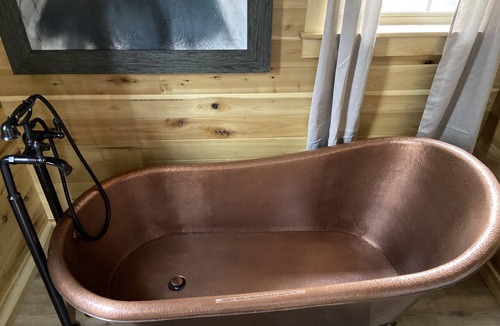French Creek House | Campfire Retreat with outdoor hot tub under the stars and WiFi