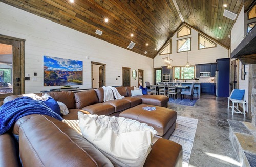Pickens Cabin | Campfire Stories | Luxury Family Cabin w/Pool + Game Room + Sleeps 20