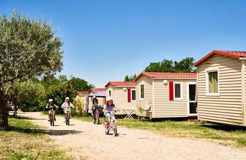 Malemort-du-Comtat House | CAMPING LA CERISE * - 2 bedroom mobile home with air conditioning for 4 people