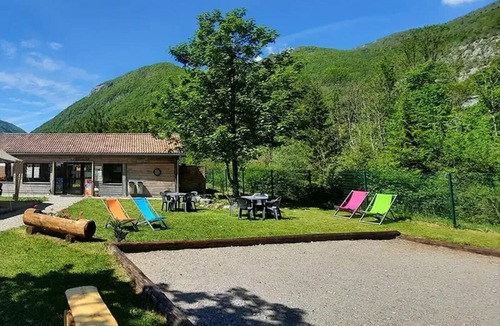 Chezery Forens Ski Chalet | Camping nature 3 étoiles avec piscine - bord de rivière