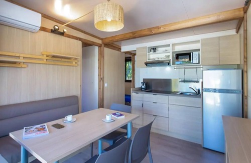 Greoux-les-Bains Ski Chalet | Camping Paradis La Pinède* - Chalet Mistral 3 Rooms 4/5 People Air-conditioned