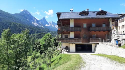 Valle di Cadore Apartment | CAMPO BASE CADORE MONOLOCALE MANSARDA con park auto e garage moto