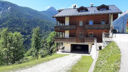 Valle di Cadore Apartment | CAMPO BASE CADORE MONOLOCALE MANSARDA con park auto e garage moto