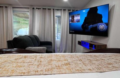 Elkins Apartment | CampRV Lookout Studio Apartment Peaceful Scenic Escape