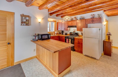Campton House | Campton Log Cabin- Close to it all!