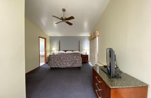 West Baraboo Hotel | Campus Inn Motel