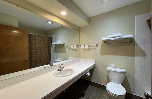 West Baraboo Hotel | Campus Inn Motel