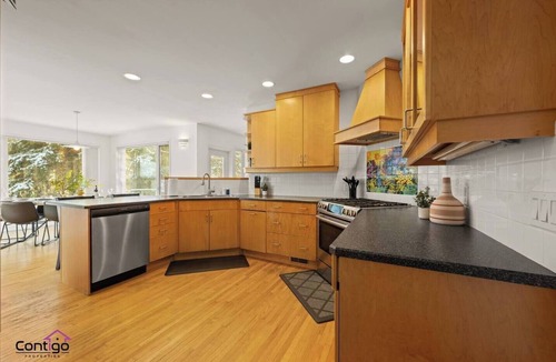 Edmonton House | Campus Karaoke House | Near University | Sleeps 12