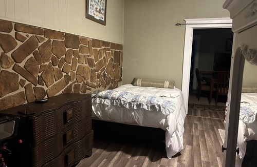 Baldwin House | Can easily sleep a large group of 15 guests 2 minutes to public transportation