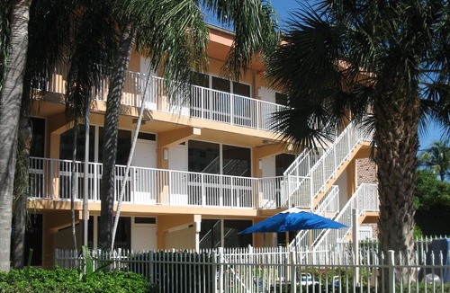 Pompano Beach Hotel | Canada House Pompano Beach