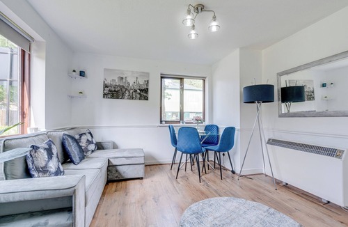 Rotherhithe Apartment | Canada Water 2-bed Flat, Sleeps 6 w/Free Parking