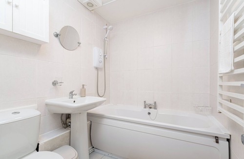 Rotherhithe Apartment | Canada Water 2-bed Flat, Sleeps 6 w/Free Parking