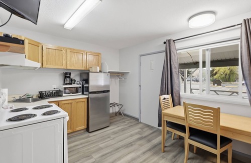 Cache Creek Hotel | Canadas Best Value Desert Inn & Suites Cache Creek
