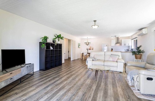 Runaway Bay Apartment | Canal Luxury living & boat ramp