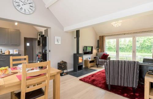 Ellesmere House | Canal View