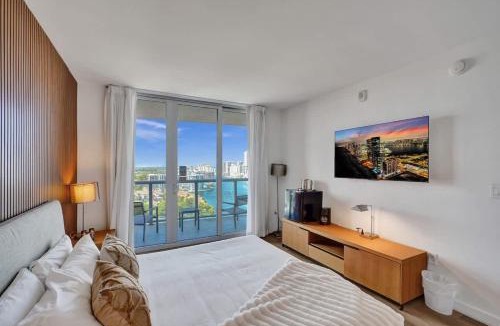 Hallandale Beach Hotel | Canal View Studio - Resort Perks Beach 8 Min 1904