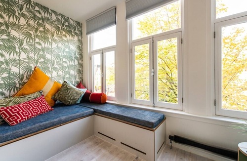 Grachtengordel-West Apartment | Canal-View Studio for 2 · Smart TV · Steps to Anne Frank House, Jordaan