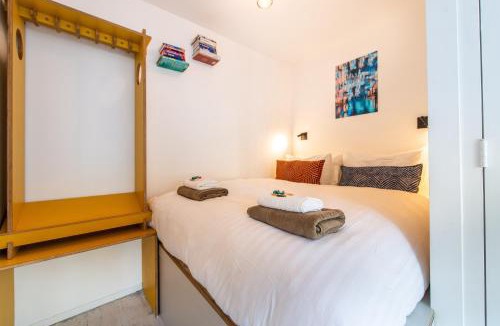 Grachtengordel-West House | Canal-View Studio in Jordaan, Smart TV