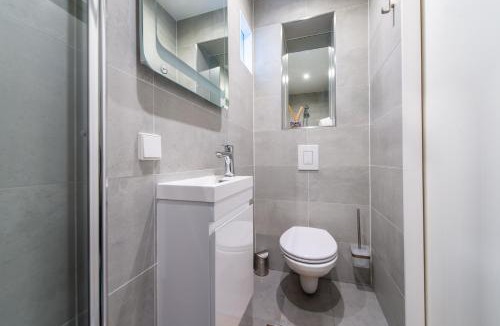 Grachtengordel-West House | Canal-View Studio in Jordaan, Smart TV