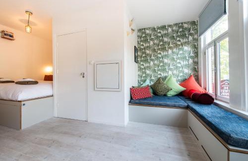 Grachtengordel-West House | Canal-View Studio in Jordaan, Smart TV