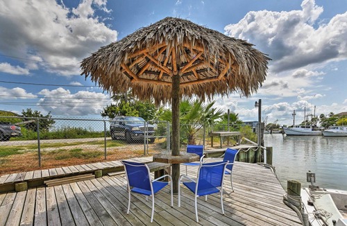 Dickinson Cottage | Canalfront House & Studio Near Kemah & Galveston!