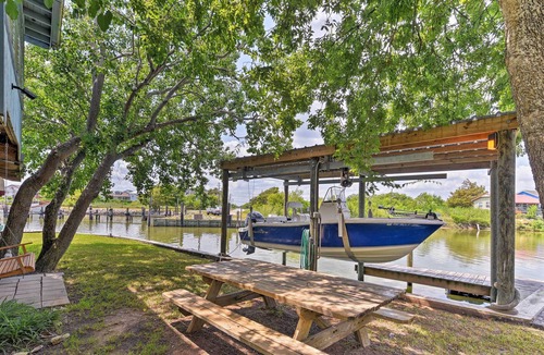 Dickinson Cottage | Canalfront House & Studio Near Kemah & Galveston!