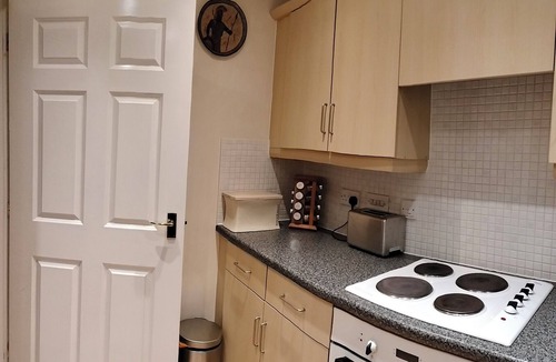 Hemel Hempstead Apartment | Canalside Chic – Your London Escape Starts Here! WIFI and Airport Transfers