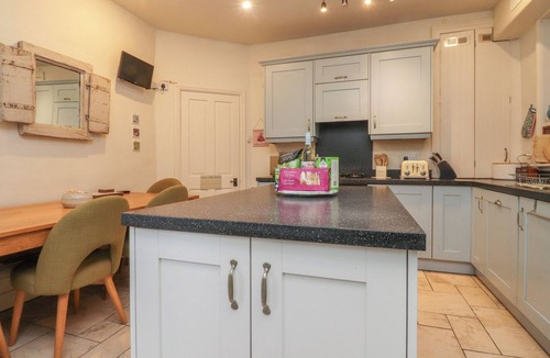 Kildwick Cottage | CANALSIDE COTTAGE, family friendly, with open fire in Farnhill