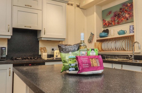 Kildwick Cottage | CANALSIDE COTTAGE, family friendly, with open fire in Farnhill