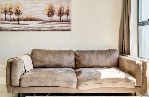 Century City Apartment | Canalside Tranquility