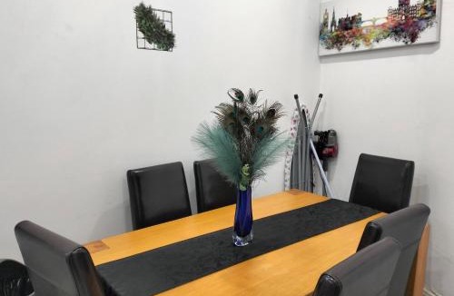 Huddersfield Apartment | Canalside View House - Modern 11 Bed Retreat in the Yorkshire Dales